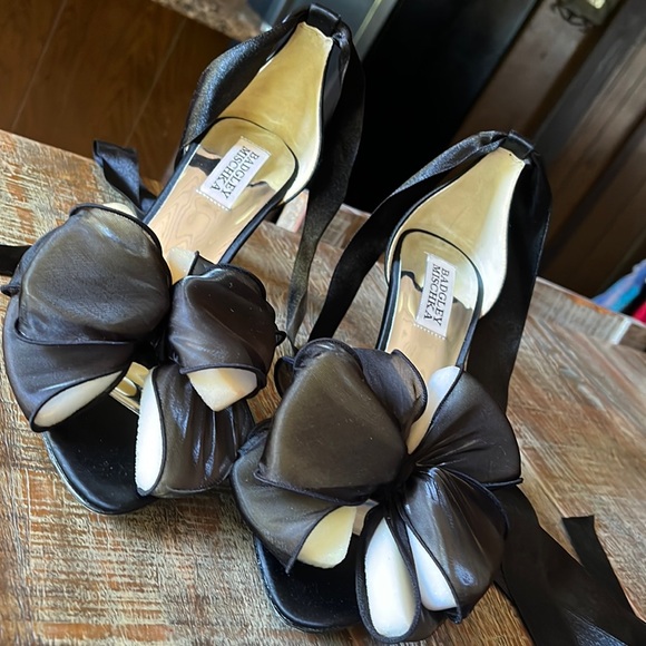 BADGLEY MISCHKA NERYSSA BOWED  BLACK SATIN 🎀 SILETTO HEELS 👠 KITTY HEELS - Picture 1 of 12